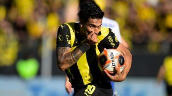 Hoy quedaría cerrada la renovación de Arezo con Peñarol.