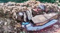 altText(Grave denuncia: ataúdes y restos óseos arrojados a la basura en el cementerio de Carmelo)}