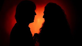A media luz el corazón: tango, amor y nostalgia en un homenaje vivo al teatro ambulante