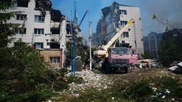 Equipos de rescate trabajan entre los escombros de la residencia destruida en el ataque.