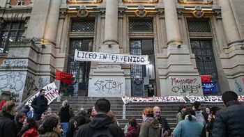Con 10 liceos ocupados comenzó el paro de 48 horas de ADES