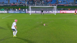 altText(Insólito: futbolista de Colo Colo quiso picar su penal y el video se volvió viral)}