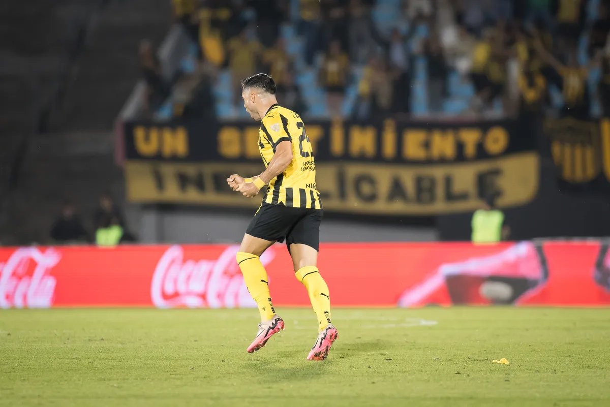 Báez celebra el gol de Peñarol.