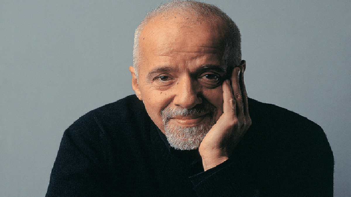 Advierte Paulo Coelho contra rusofobia desatada en Occidente