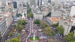 Una multitud en las calles contra el olvido.