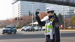 China desplega robots con IA para el control del tránsito.