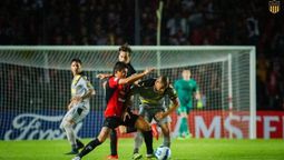altText(Peñarol perdió en el debut de la Copa frente a Colón en Santa Fé)}