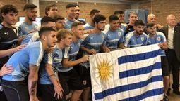altText(La selección uruguaya recibió el pabellón nacional antes del viaje al mundial de Polonia)}
