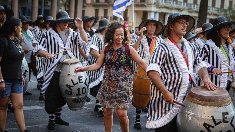 La esposa de Orsi participó del Desfile de Carnaval: Soy candombera de siempre