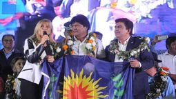 altText(Calurosa bienvenida de comunidad boliviana a Evo Morales en Argentina)}