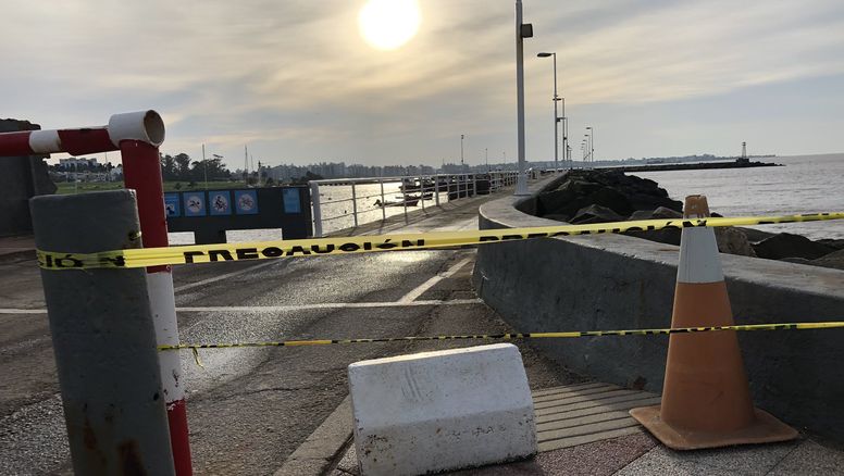 Puertito del Buceo: auto a muy alta velocidad rompió barrera, cayó al agua y conductor murió