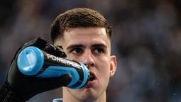 altText(Randall Rodríguez seguido de cerca por un gigante de Europa)}