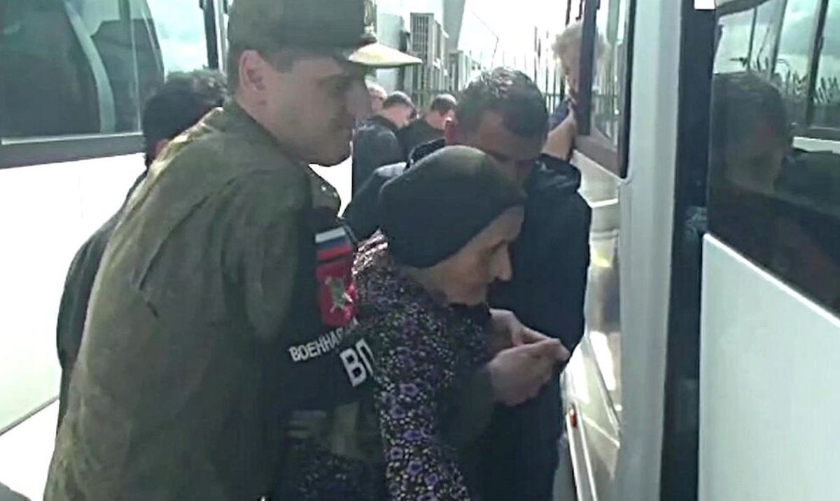 Imágenes difundidas por el Ejército ruso muestran la evacuación de civiles.