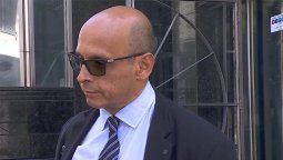 altText(La AUF le abre las puertas del país a Clarín)}