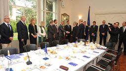 altText(Tabaré Vázquez dialogó con embajadores de la Unión Europea)}