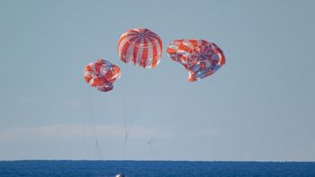 La nave Orion, de la misión lunar Artemis II, amerizó con éxito en el océano Pacifico