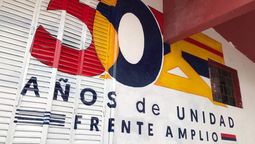 altText(La militancia no se rinde: frenteamplistas pintan el logo de los 50 años del FA en los comité)}