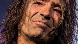 altText(Cuando el rock se vuelve silencioso — Adiós al poeta Robe Iniesta, líder de Extremoduro)}
