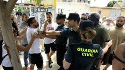 altText(Detienen a líder supremacista en España acusado de organizar la cacería de migrantes)}