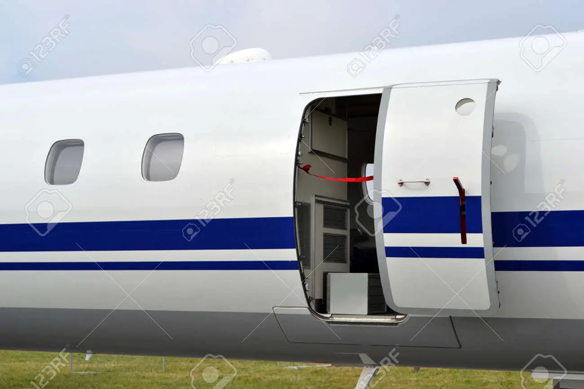 Un hombre abrió la puerta de un avión en pleno vuelo.