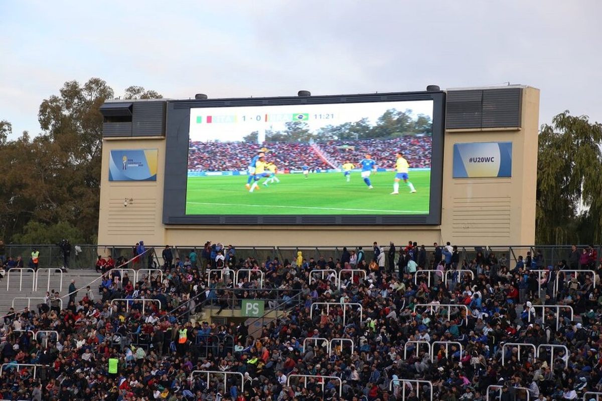 FIFA tapó el símbolo de las Islas en el Estadio Malvinas Argentinas.