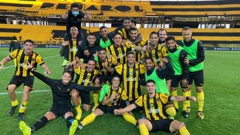Peñarol se llevó el clásico en el Campeón del Siglo