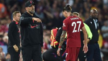Darwin Núñez vio la roja directa.