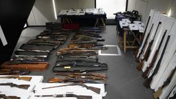 altText(Policía incautó 137 armas de fuego y 57 mil balas en allanamientos simultáneos)}