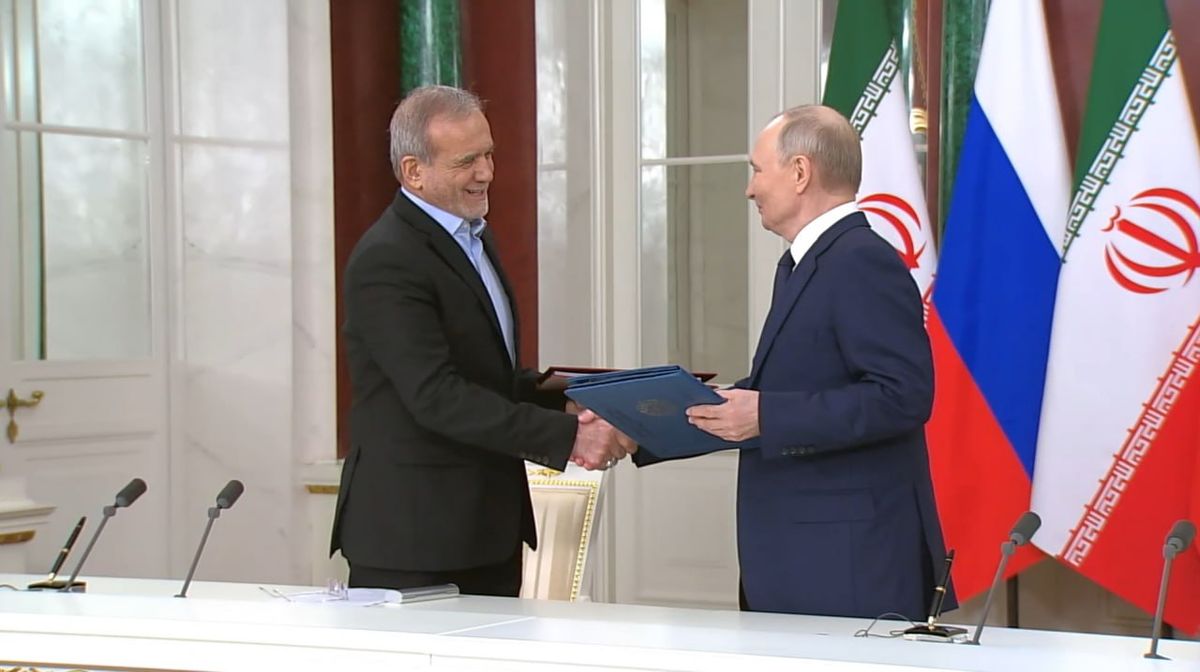 Presidentes de Irán y Rusia durante la firma del Tratado.