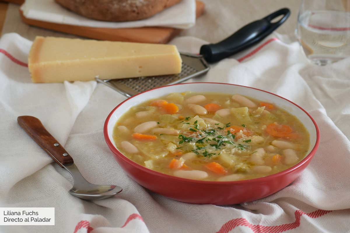 Sopa cremosa de porotos con verduras y parmesano.  