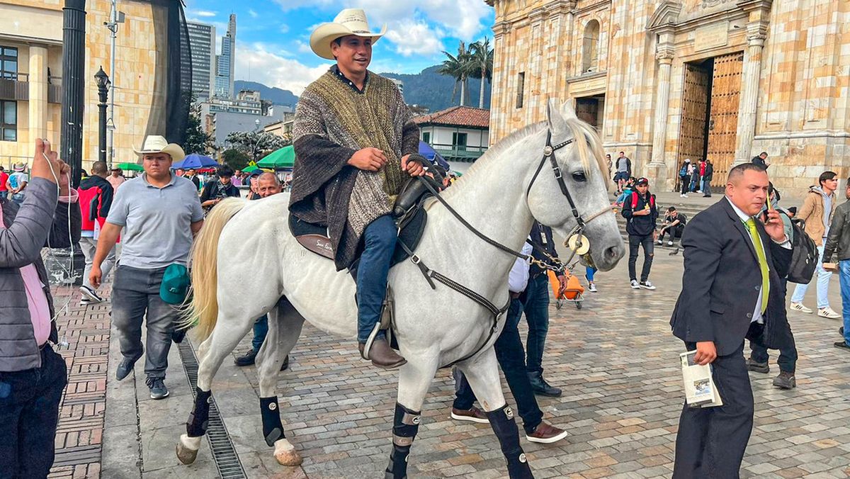 El senador colombiano llegando a caballo al Congreso.