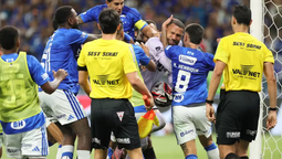 altText(Escándalo en Brasil: 23 expulsados luego de batalla campal entre Cruzeiro y Atlético Mineiro)}