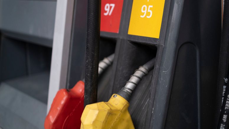 Entre jueves y viernes definen aumento de combustibles