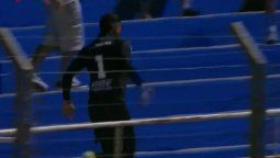 altText(Golero suplente de Central Español: lo insultaron y se metió a la tribuna a pelear con un excompañero)}