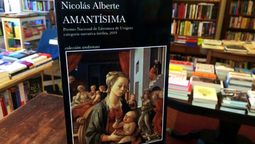 altText(Presentación de Amantísima de Nicolás Alberte junto a Pedro Mairal)}