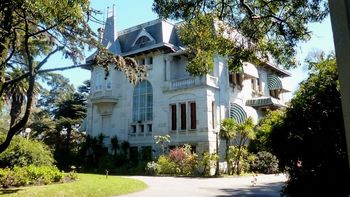 Movilización por trabajo frente a la residencia donde vive Lacalle Pou