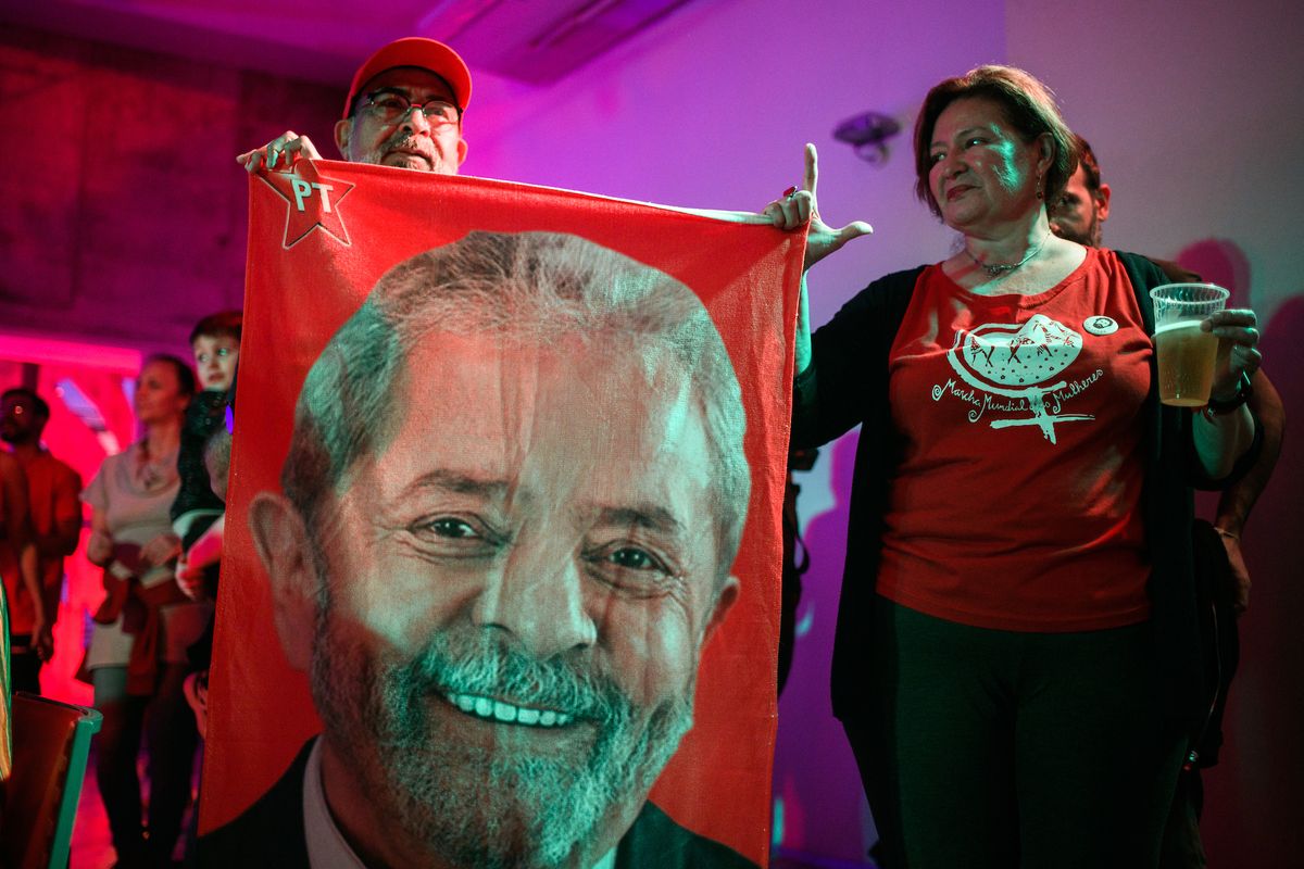 Partidarios de Lula escuchan su mensaje en la Huella de Seregni.