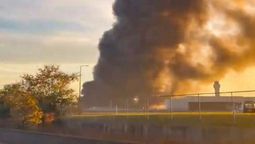 altText(Avión de carga se estrella en EEUU y provoca voraz incendio)}