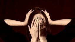 altText(Somatización: cuál es el conjunto de síntomas físicos agravados por las emociones)}