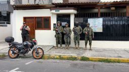 Militares ecuatorianos ante la embajada cubana en Quito.