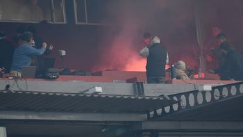 Detuvieron al hincha de Nacional que habría tirado la bengala que hirió al policía en el clásico pasado