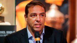 altText(Sigue la polémica: Ruglio se vuelve a enfrentar con los árbitros)}