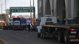 altText(Tensión en el puerto: transportistas bloquearon acceso por despidos 