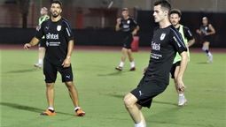 altText(La selección uruguaya entrenó con todo el plantel)}
