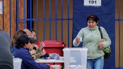 altText(Millones de chilenos continúan votando en los primeros comicios obligatorios)}