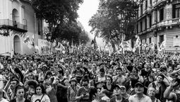 altText(La plaza del pueblo saludó al presidente argentino)}