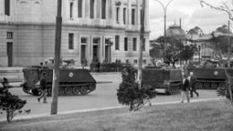 altText(Hace 52 años la oligarquía asaltaba al Uruguay)}