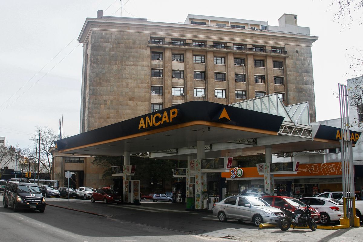 Estación de servicio Ancap / Combustibles