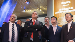 altText(Orsi arribó a China y su primera actividad fue visitar el Museo del Partido Comunista)}