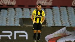 altText(Leonardo Sequeira: goleador y figura en Peñarol)}